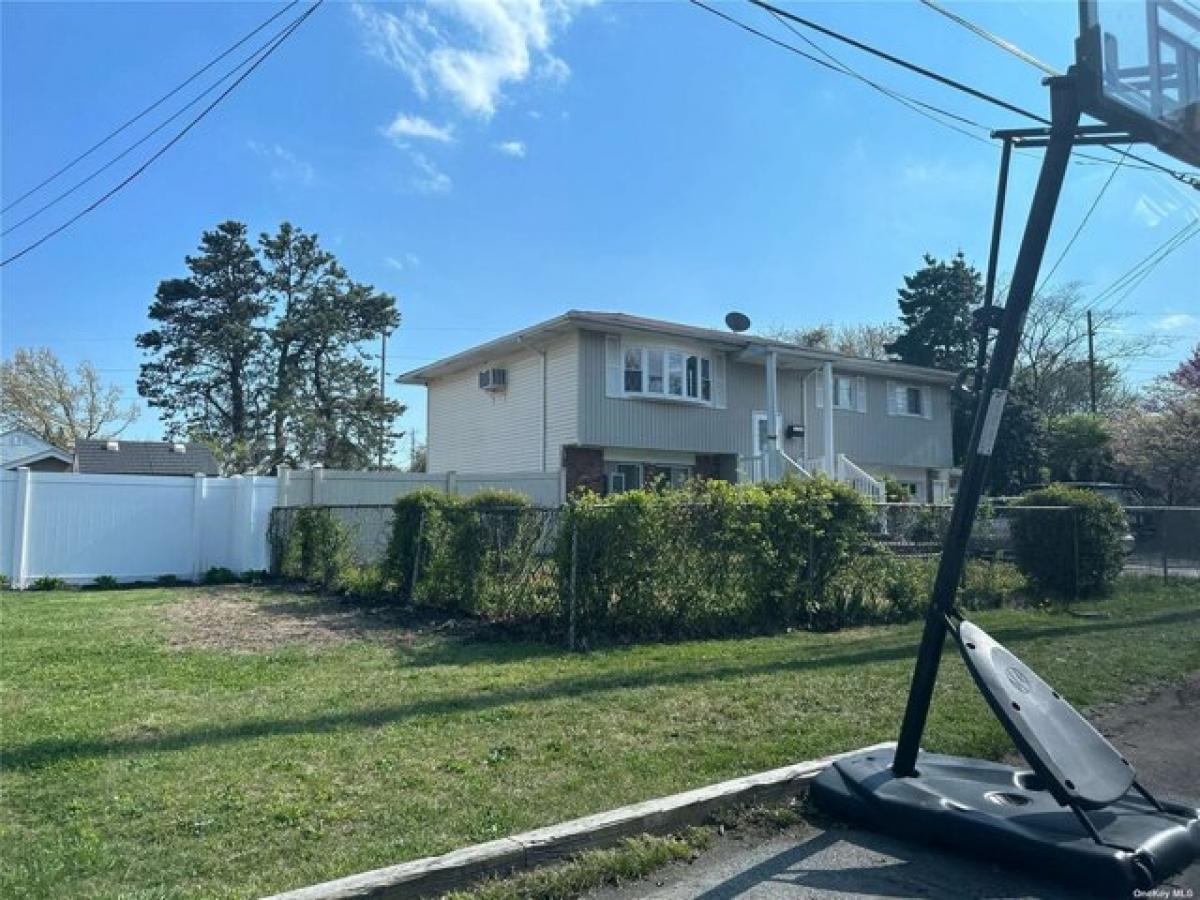 Picture of Home For Sale in Lindenhurst, New York, United States