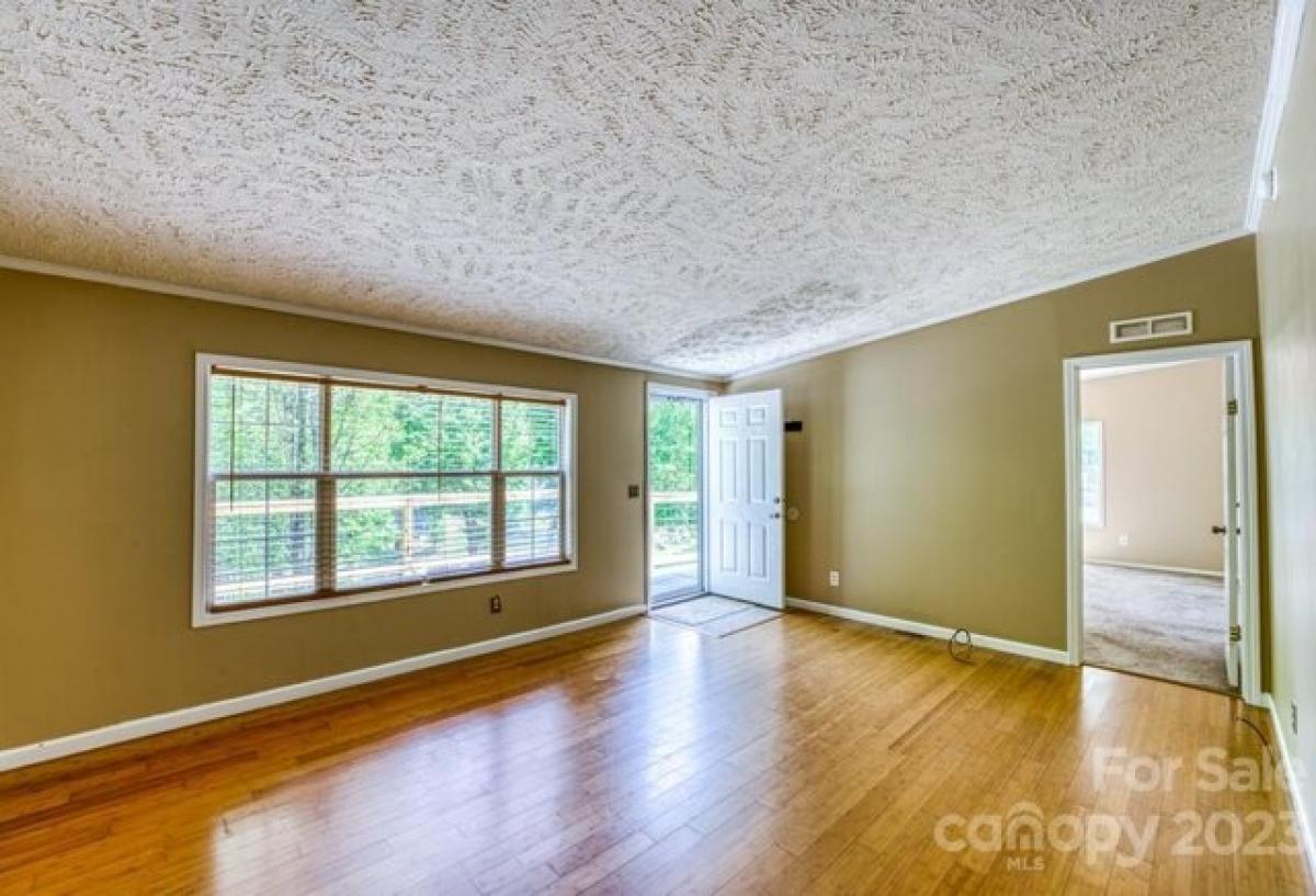 Picture of Home For Sale in Fairview, North Carolina, United States