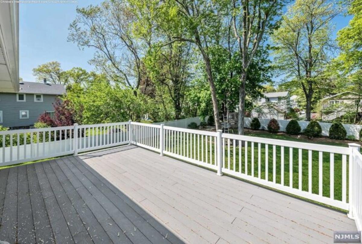 Picture of Home For Sale in Waldwick, New Jersey, United States