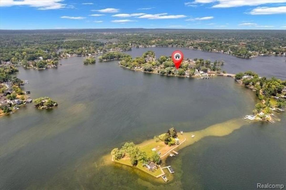 Picture of Home For Sale in Lake Orion, Michigan, United States