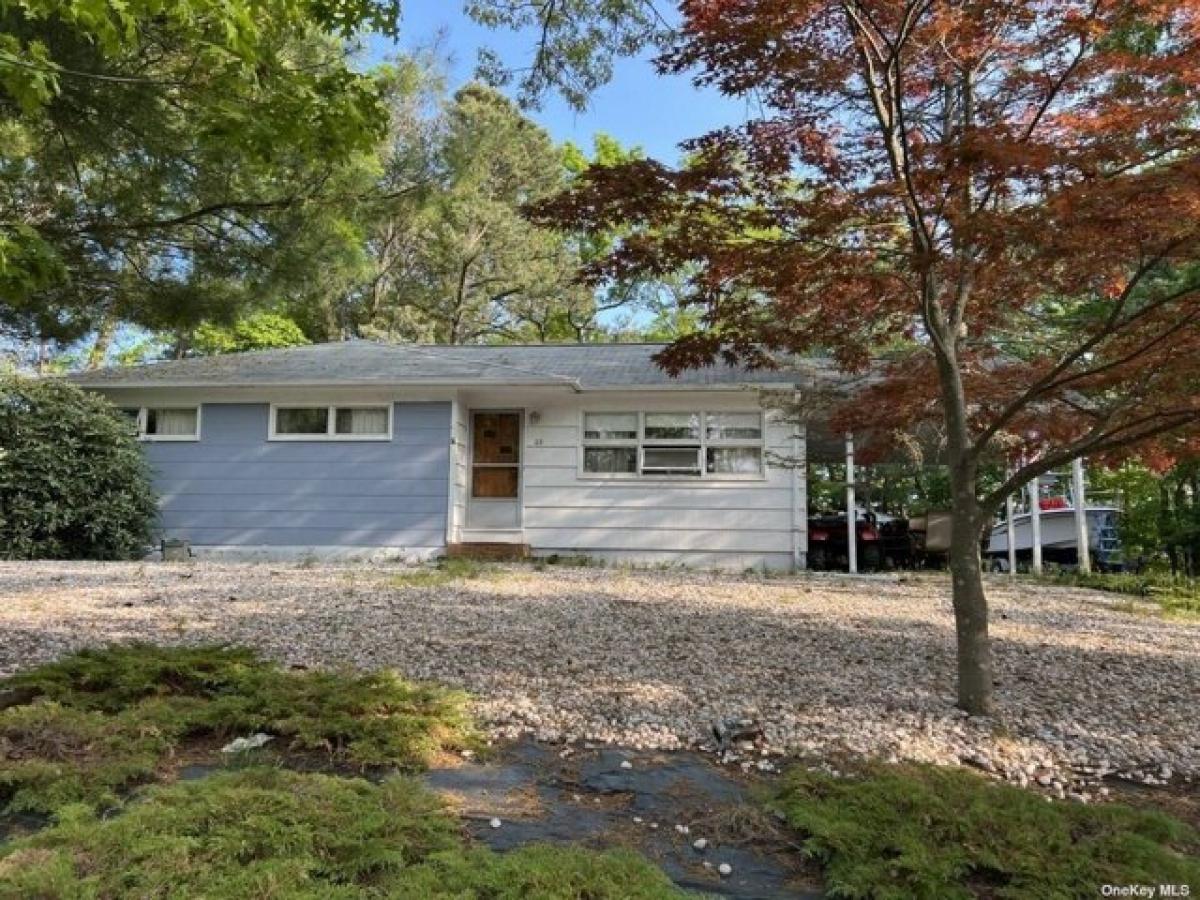 Picture of Home For Sale in Rocky Point, New York, United States