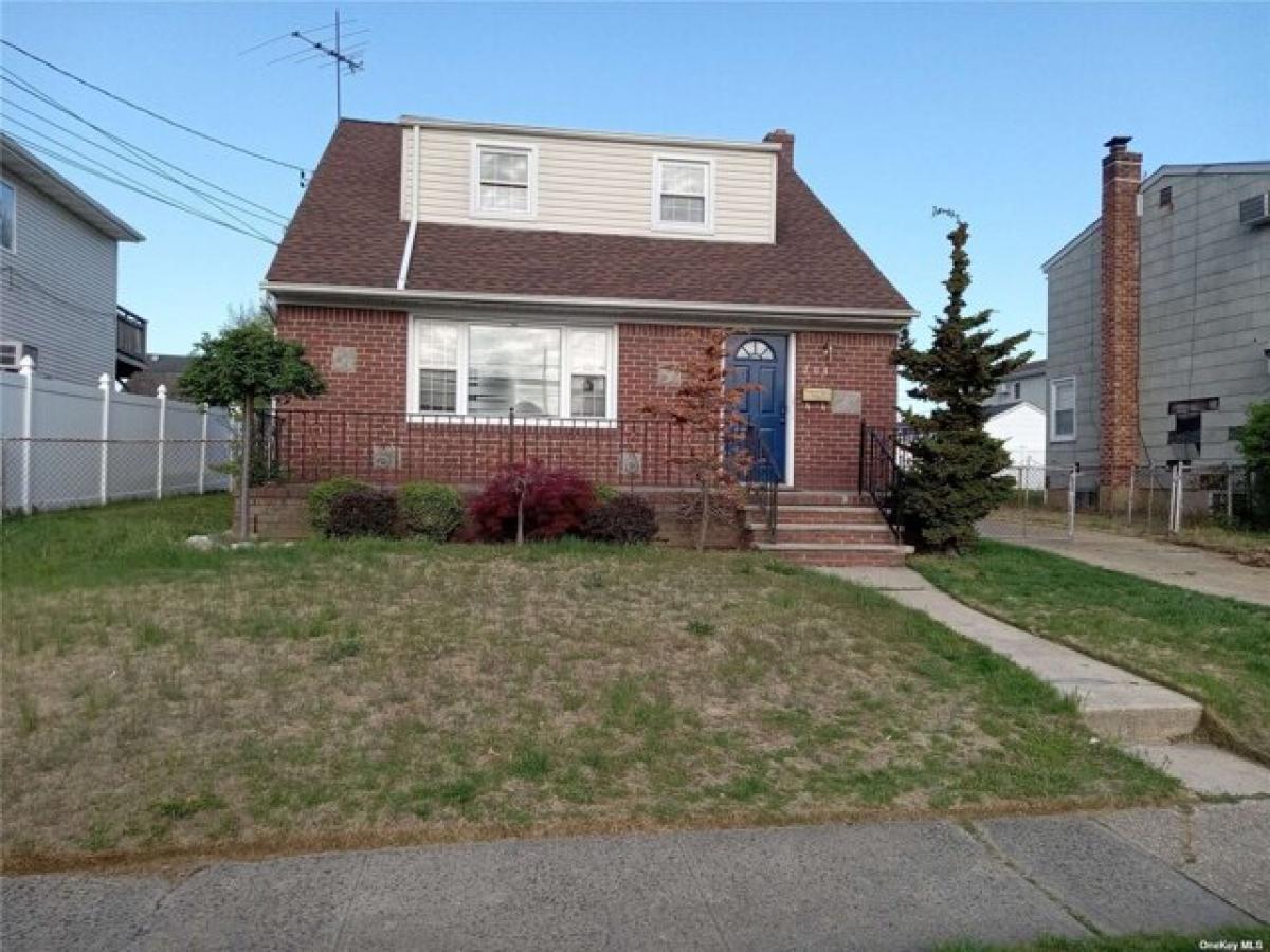Picture of Home For Sale in Elmont, New York, United States