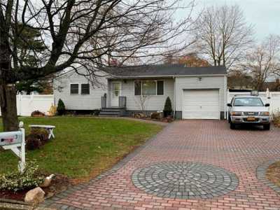 Home For Sale in East Patchogue, New York