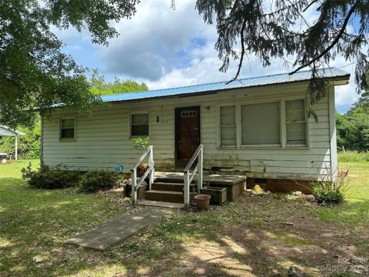 Picture of Home For Sale in Dallas, North Carolina, United States
