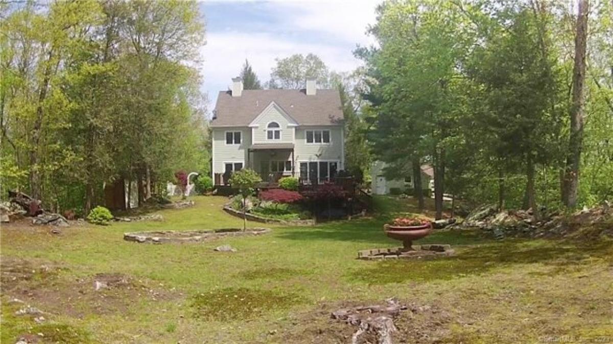 Picture of Home For Sale in Brookfield, Connecticut, United States
