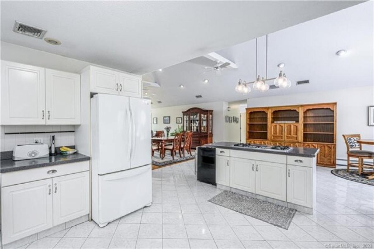 Picture of Home For Sale in Branford, Connecticut, United States