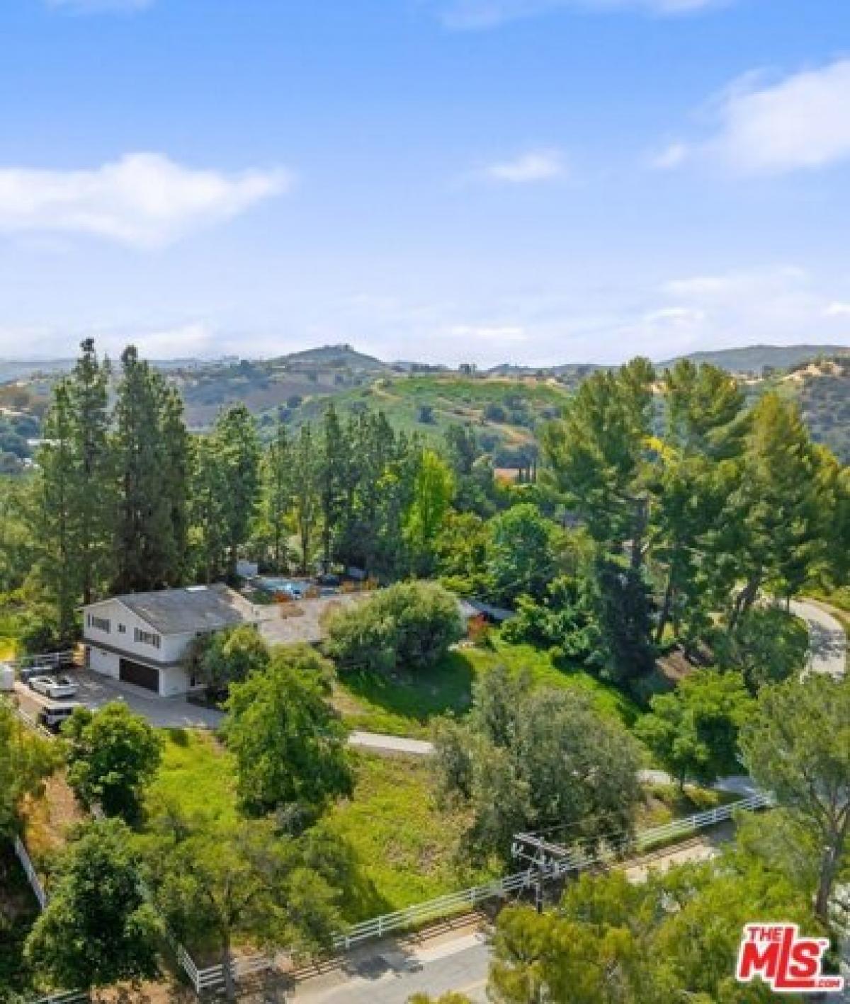 Picture of Home For Sale in Hidden Hills, California, United States