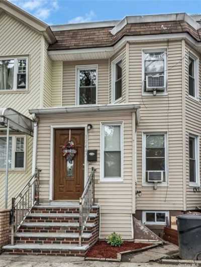 Home For Rent in Richmond Hill, New York