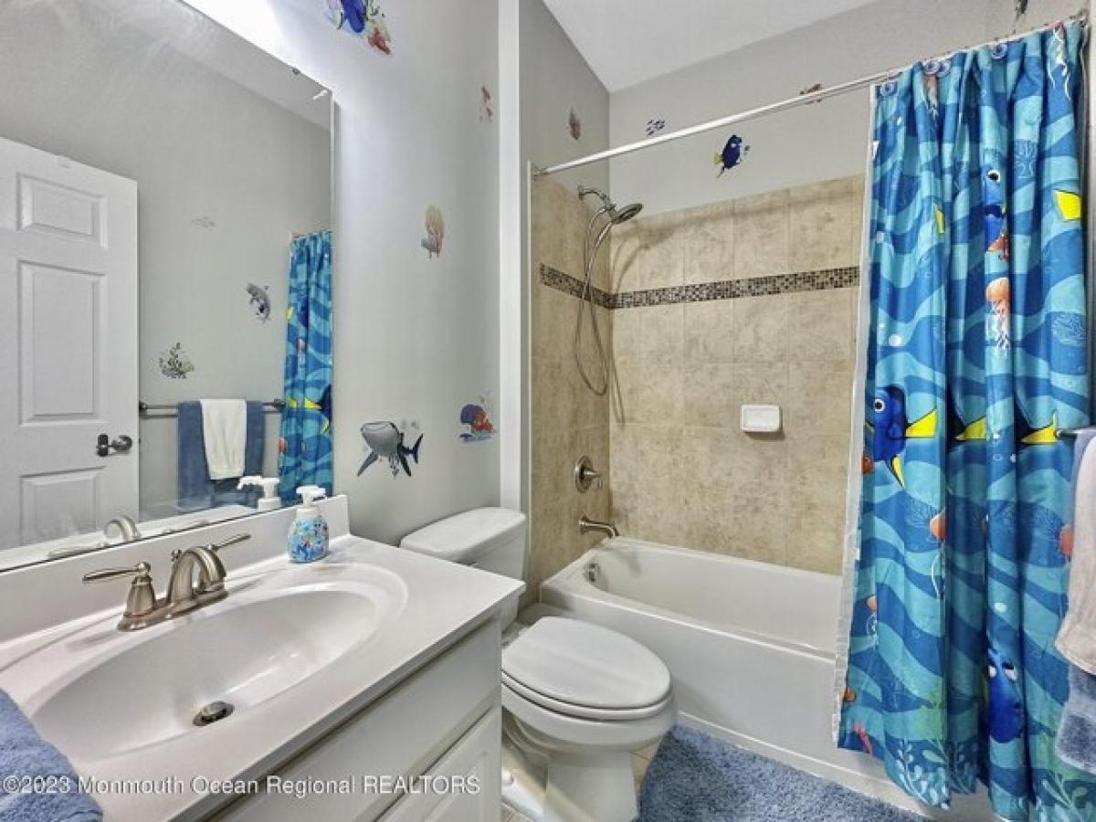 Picture of Home For Sale in Middletown, New Jersey, United States
