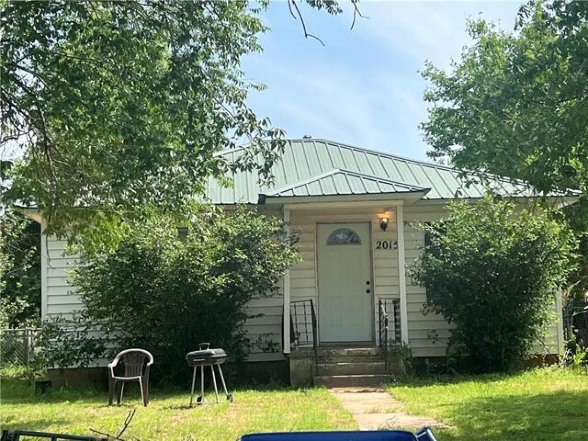 Picture of Home For Sale in Chickasha, Oklahoma, United States