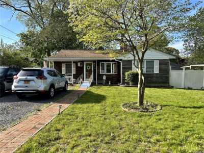 Home For Sale in Ronkonkoma, New York