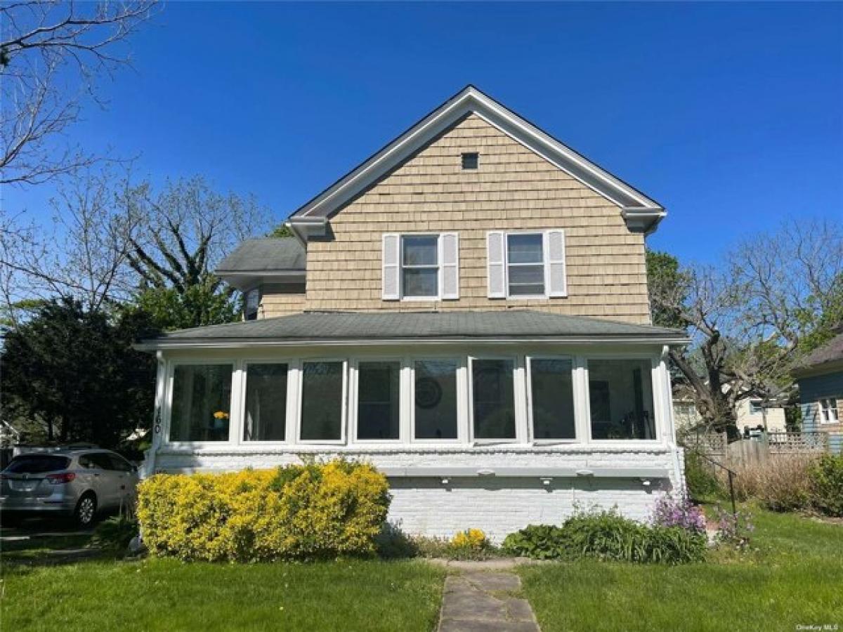 Picture of Home For Sale in Sayville, New York, United States