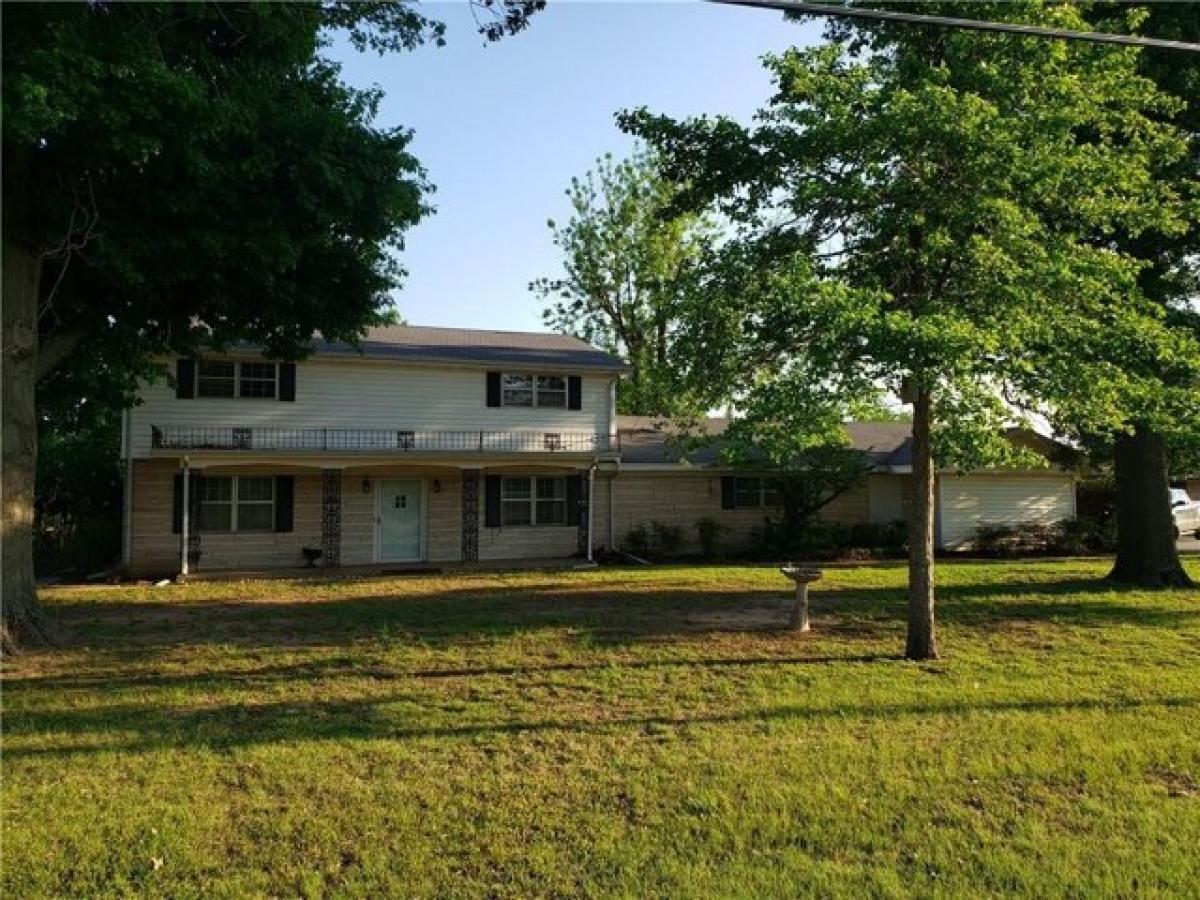 Picture of Home For Sale in Crescent, Oklahoma, United States