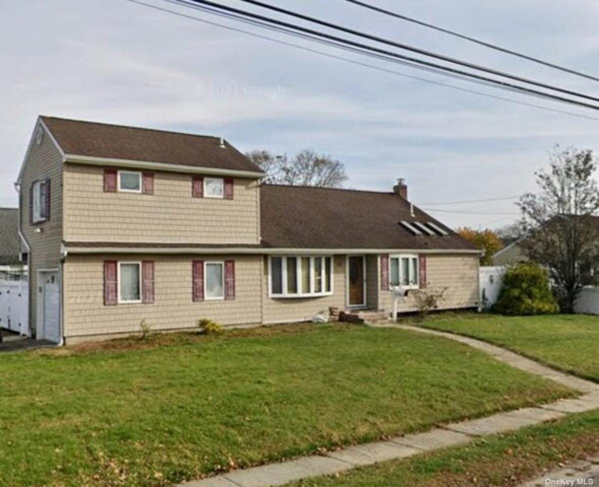 Picture of Home For Sale in Amityville, New York, United States