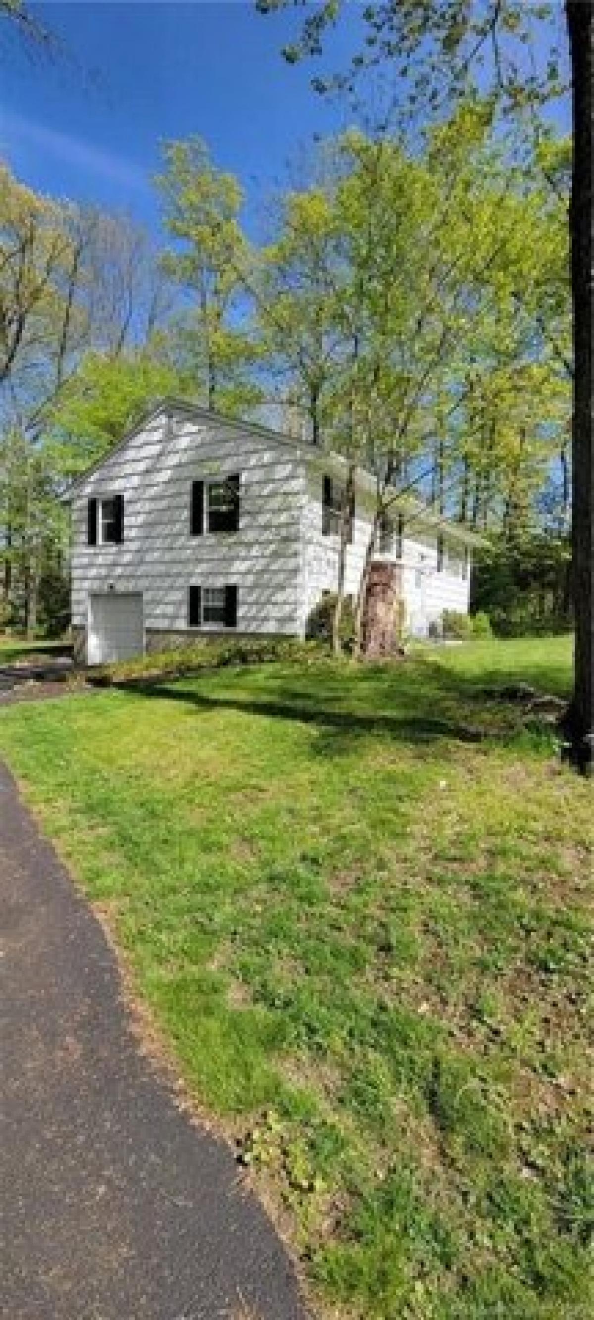 Picture of Home For Sale in Brookfield, Connecticut, United States