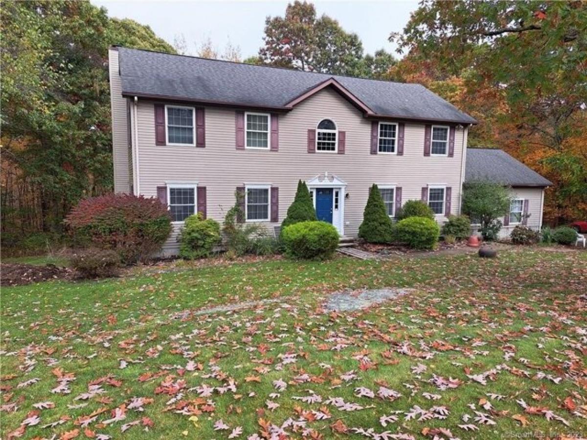 Picture of Home For Sale in Waterford, Connecticut, United States