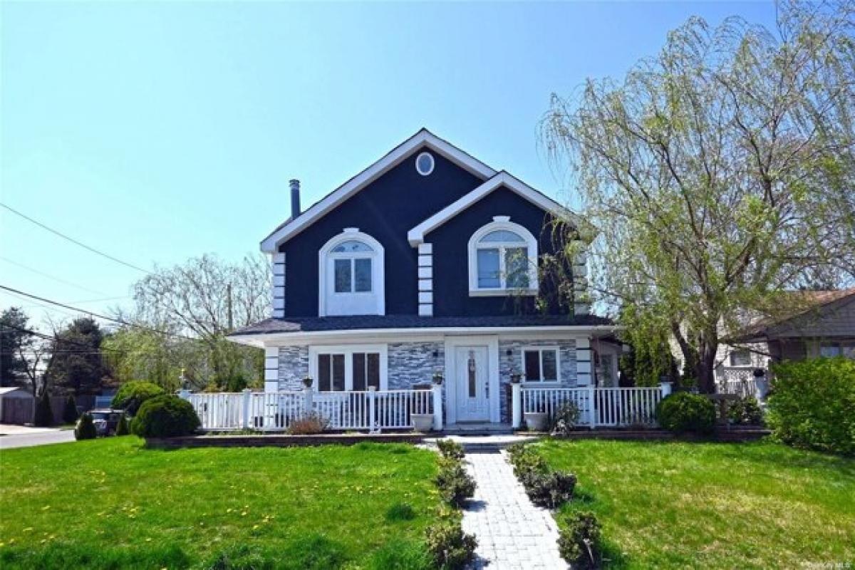 Picture of Home For Sale in Bethpage, New York, United States