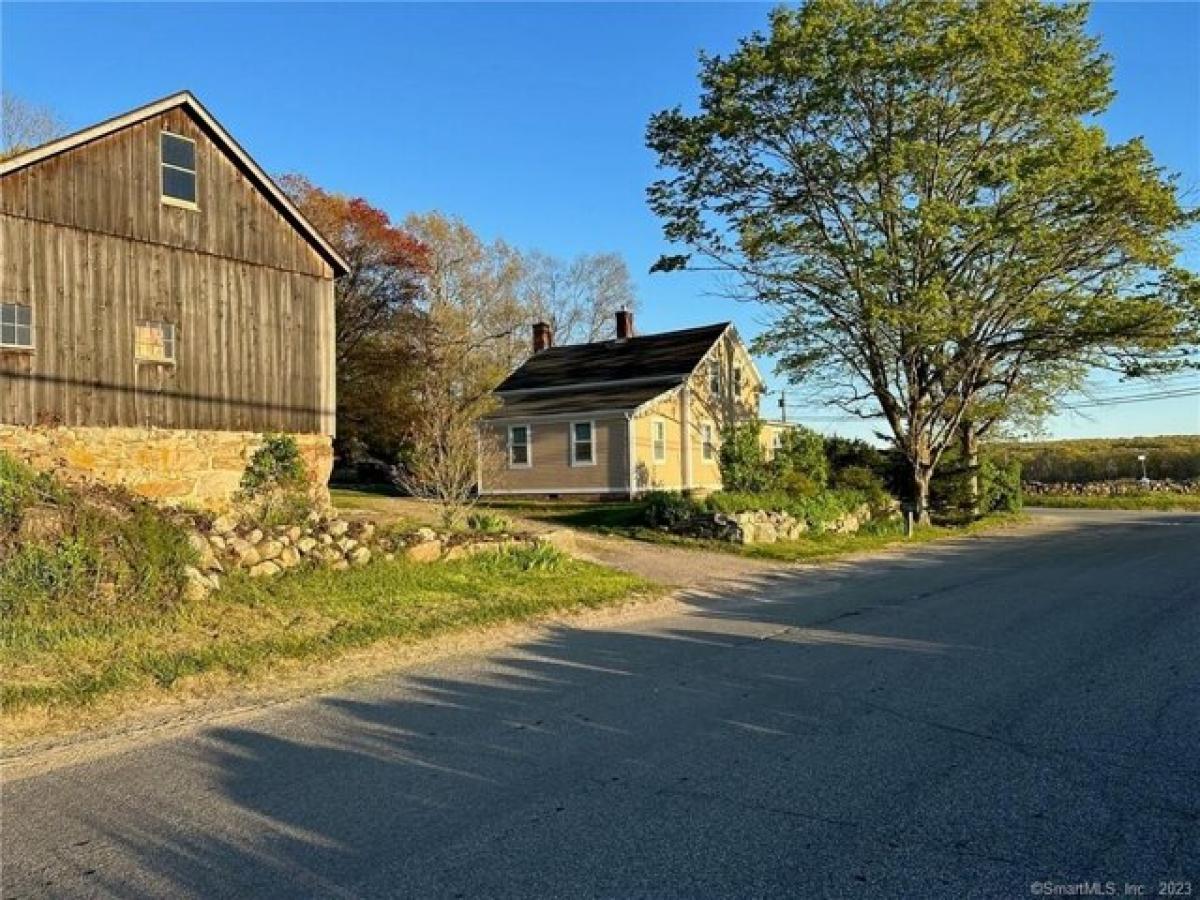 Picture of Home For Sale in North Stonington, Connecticut, United States