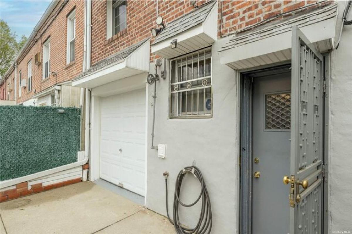Picture of Home For Sale in Ozone Park, New York, United States
