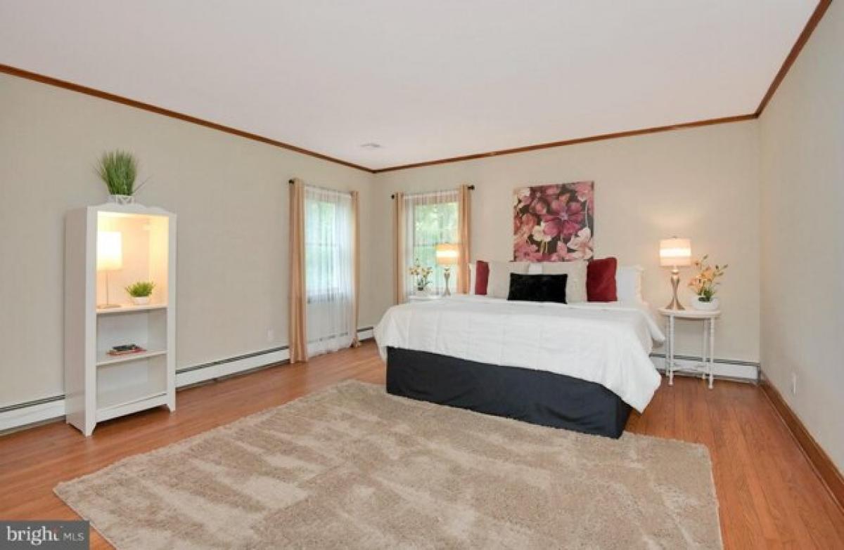 Picture of Home For Sale in Princeton Junction, New Jersey, United States
