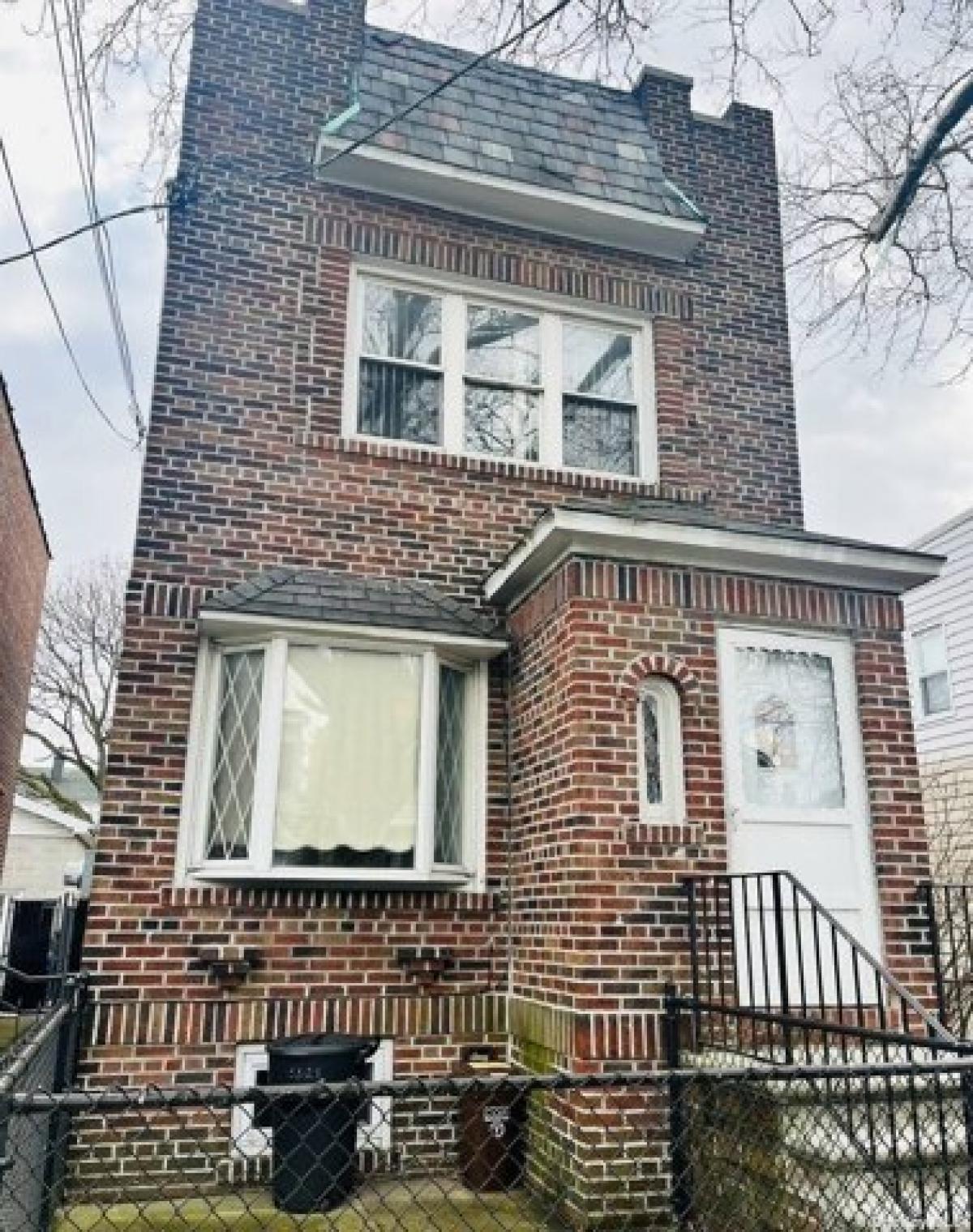 Picture of Home For Sale in Maspeth, New York, United States