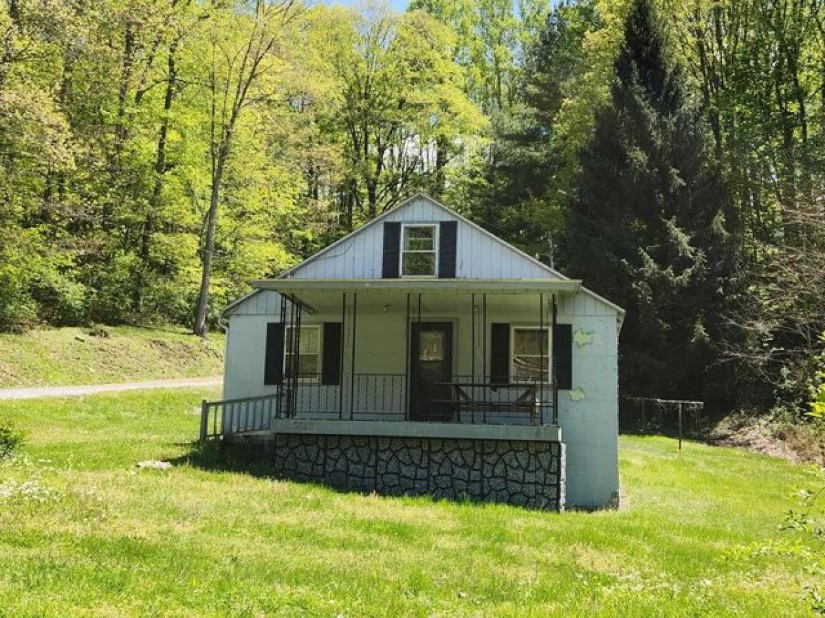 Picture of Home For Sale in Bluefield, West Virginia, United States