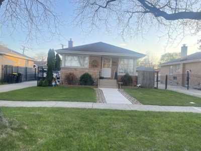 Home For Sale in Schiller Park, Illinois
