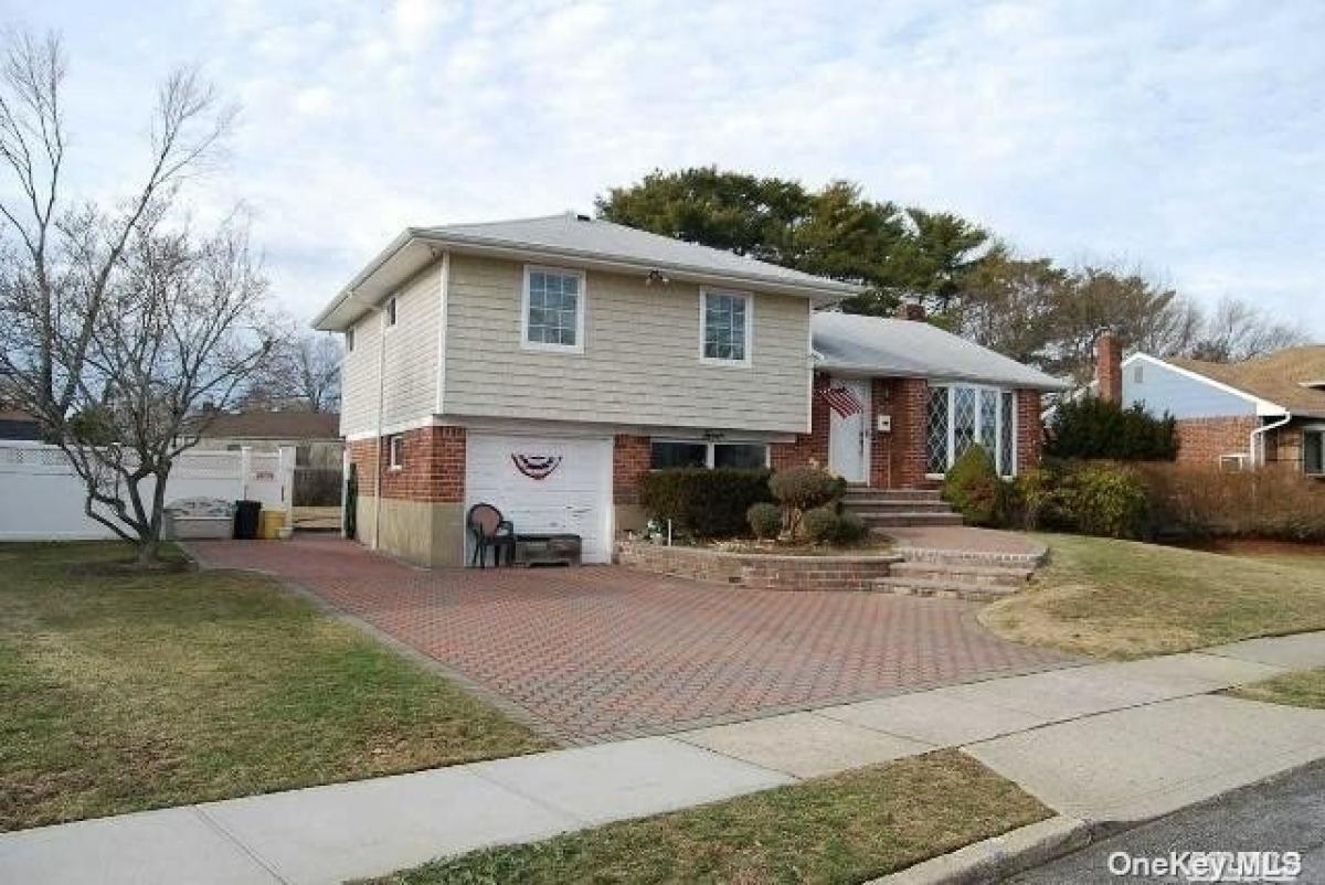 Picture of Home For Sale in Farmingdale, New York, United States