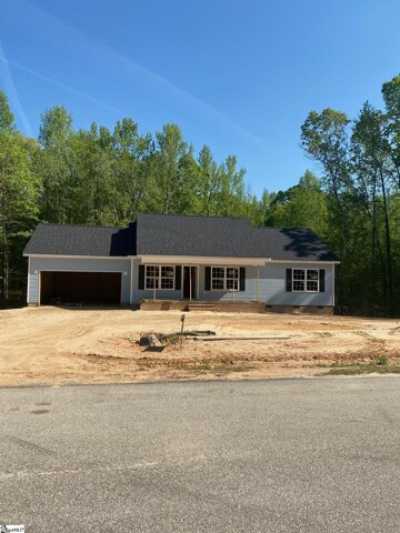 Home For Sale in Gray Court, South Carolina
