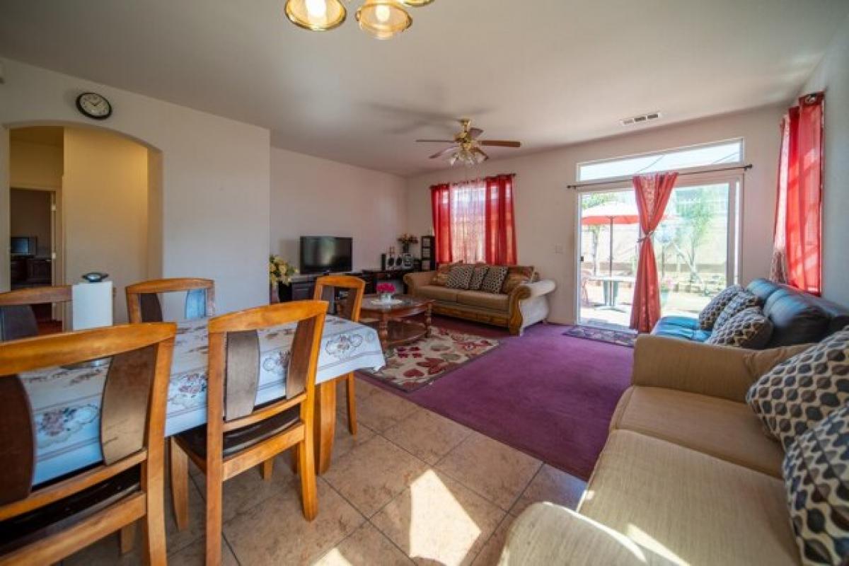 Picture of Home For Sale in Orange Cove, California, United States