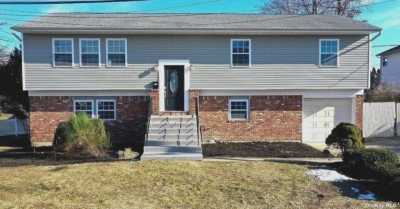 Home For Sale in West Babylon, New York