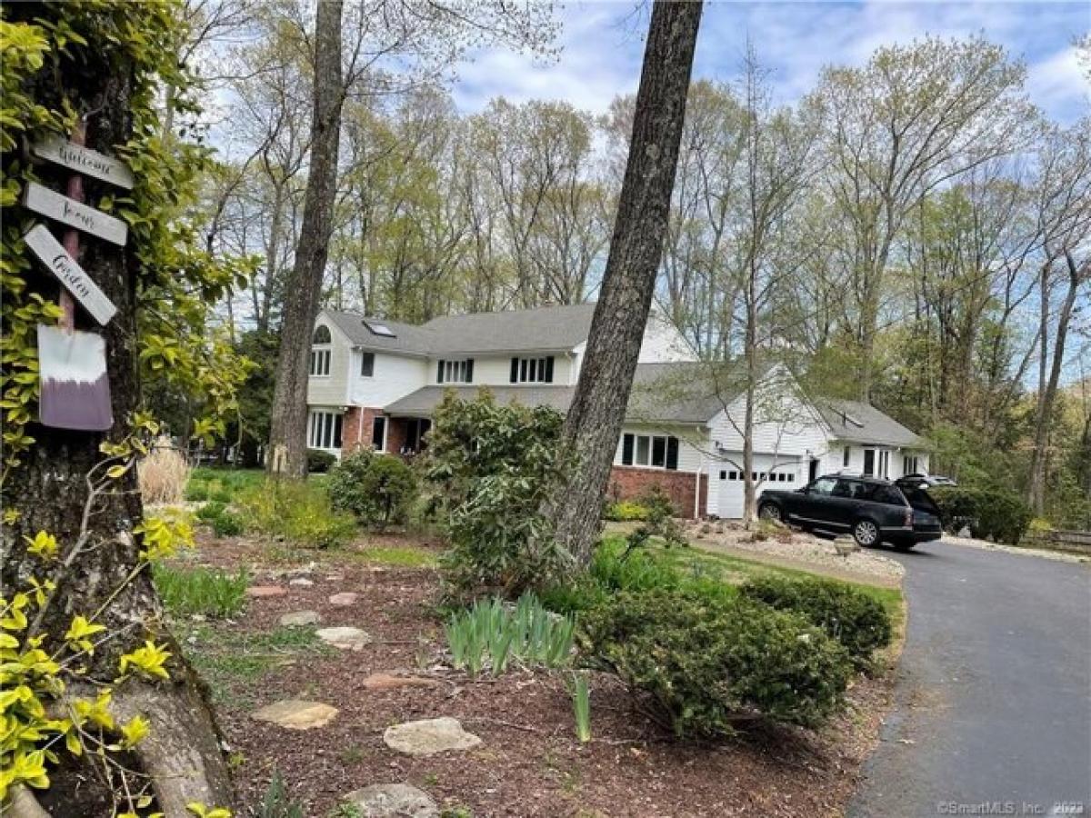 Picture of Home For Sale in Avon, Connecticut, United States