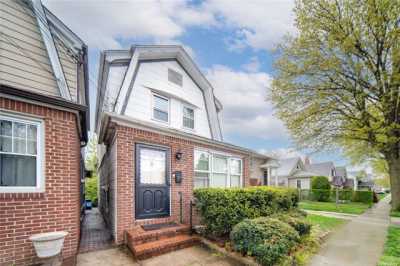 Home For Sale in Floral Park, New York