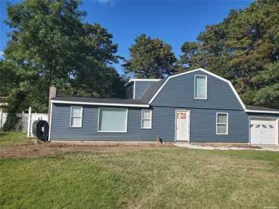 Home For Sale in Medford, New York