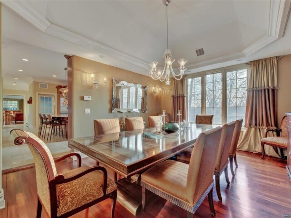 Picture of Home For Sale in Saddle River, New Jersey, United States