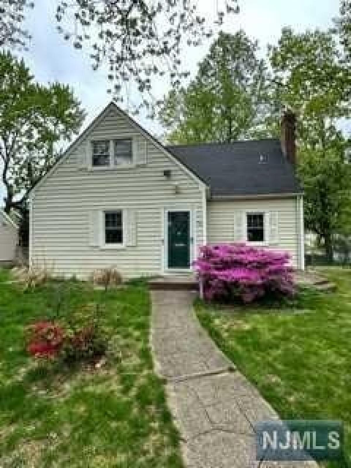 Picture of Home For Sale in Teaneck, New Jersey, United States