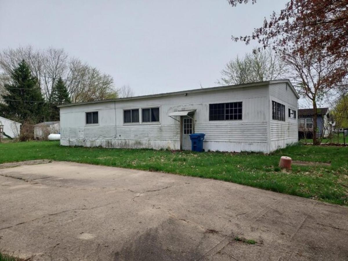 Picture of Home For Sale in Lawton, Michigan, United States