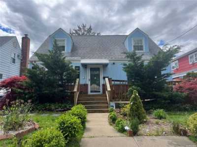 Home For Sale in Malverne, New York