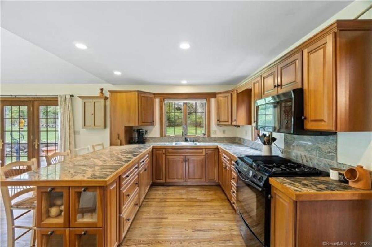 Picture of Home For Sale in Woodbridge, Connecticut, United States