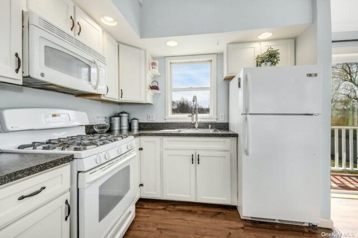 Picture of Home For Sale in East Patchogue, New York, United States