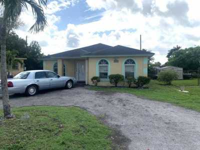 Home For Sale in Belle Glade, Florida