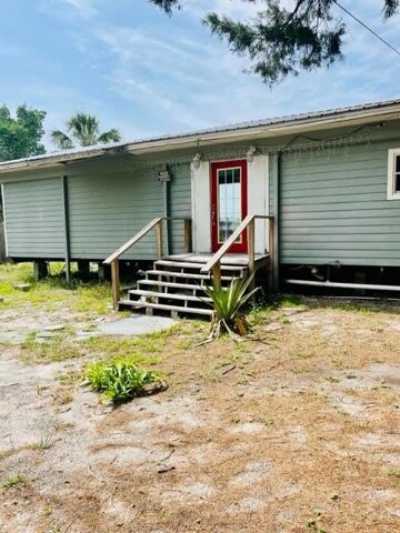 Home For Sale in Suwannee, Florida