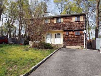 Home For Sale in East Northport, New York