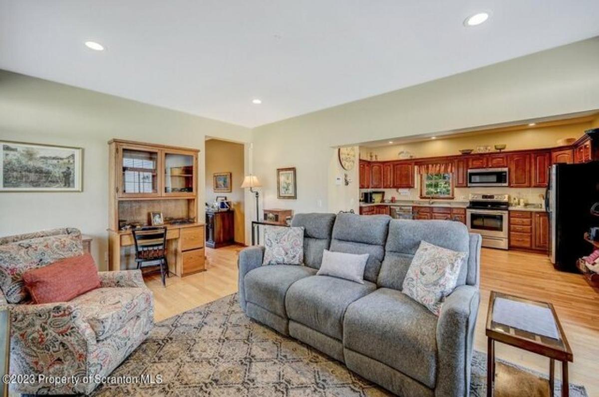Picture of Home For Sale in Clarks Summit, Pennsylvania, United States