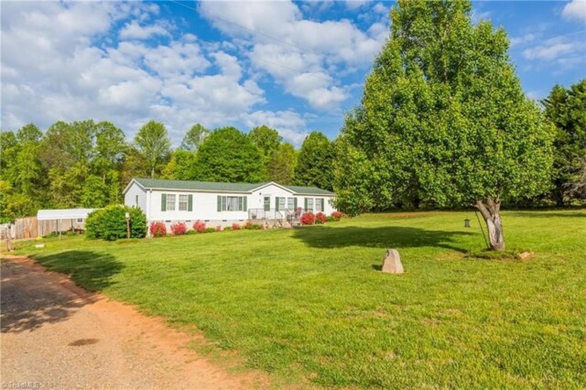 Picture of Home For Sale in Sandy Ridge, North Carolina, United States