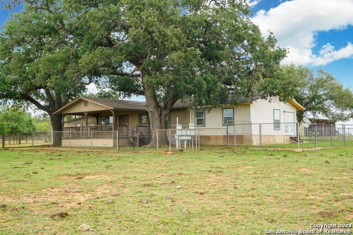 Picture of Home For Sale in Von Ormy, Texas, United States