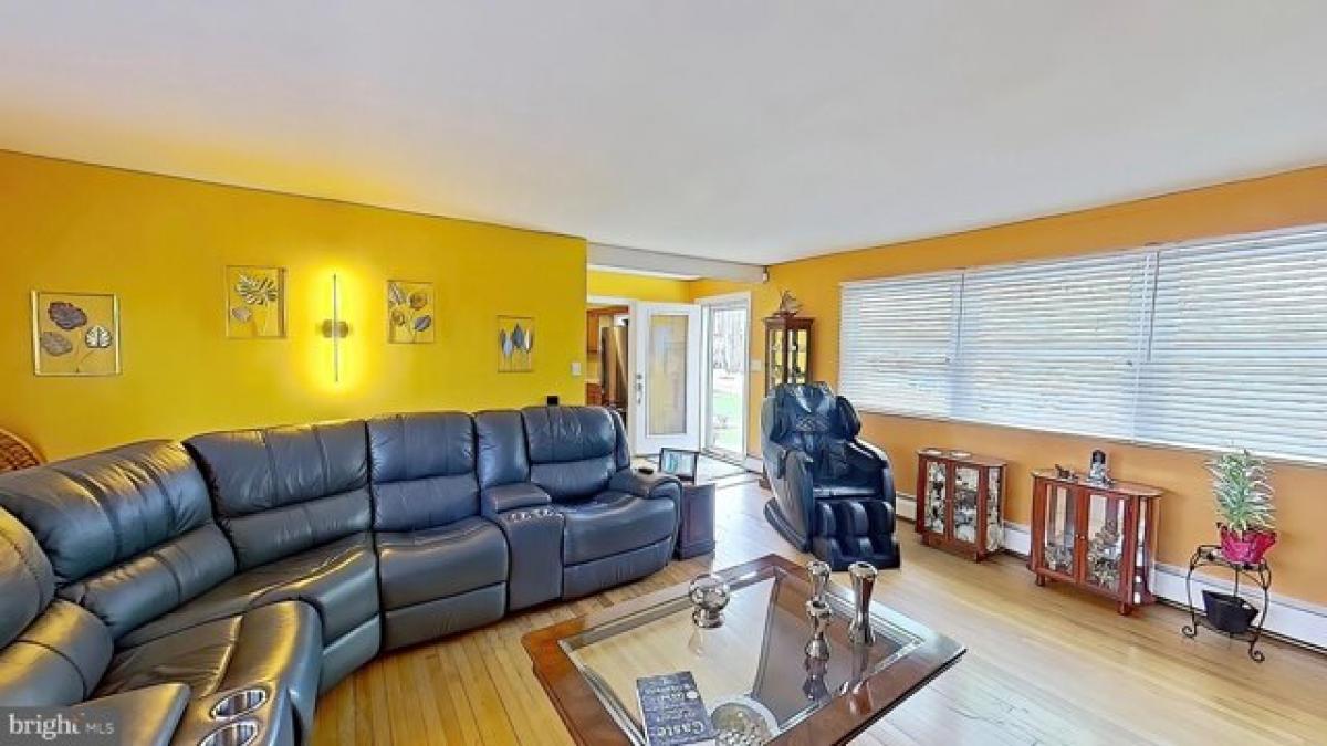 Picture of Home For Sale in Medford, New Jersey, United States
