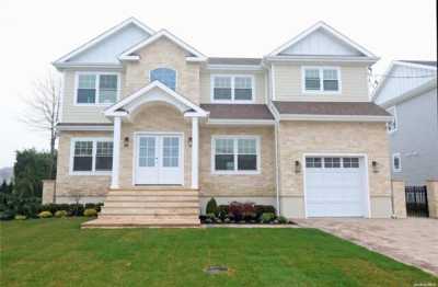 Home For Sale in Massapequa, New York