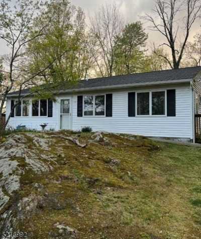 Home For Sale in Hopatcong, New Jersey