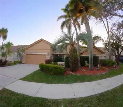 Home For Sale in Pembroke Pines, Florida
